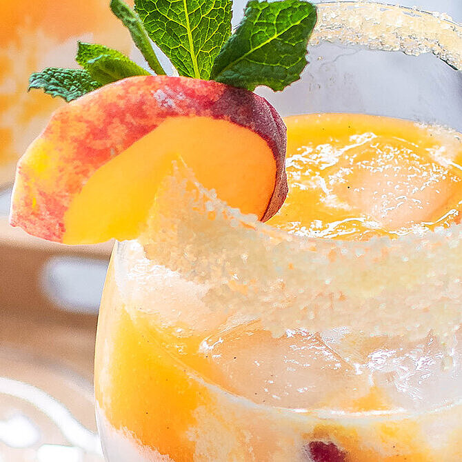 Gläser mit Peaches and Cream Mocktail