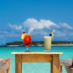 Zwei Cocktails am Strand