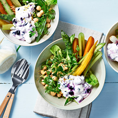Hübsch angerichtete Schmorgemüse-Bowl mit Blaubeer-Skyr