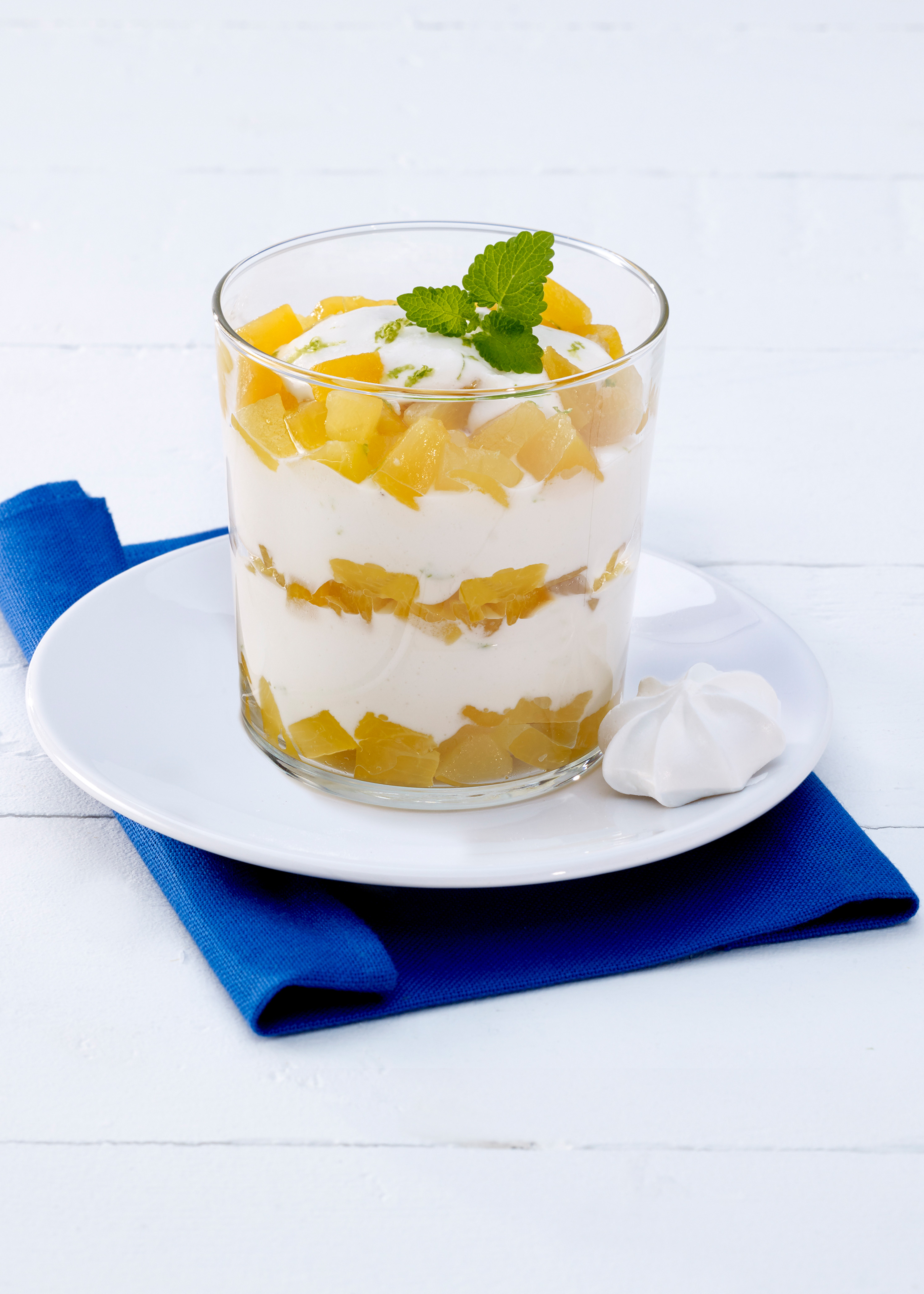Zarte Joghurt-Kokos-Mousse mit Aprikosen | Weihenstephan