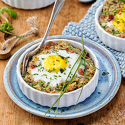 Gebackenes Ei in Frühstücks-Porridge