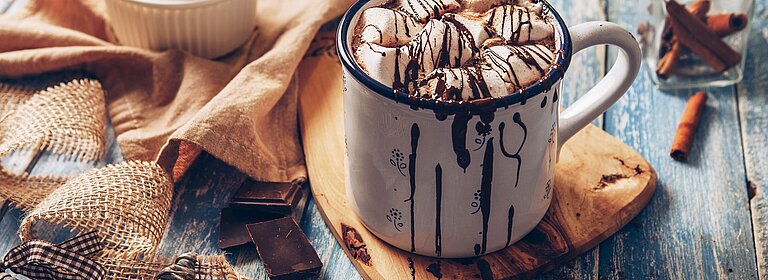 Dekorative Tasse heißer Schokolade mit Marshmallows