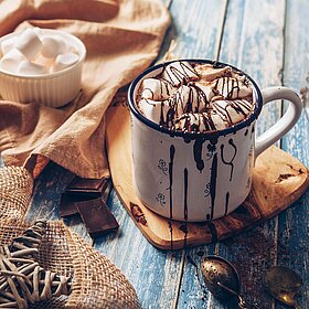 Dekorative Tasse heißer Schokolade mit Marshmallows