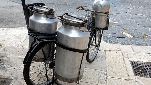 Ein Fahrrad mit drei Milchkannen