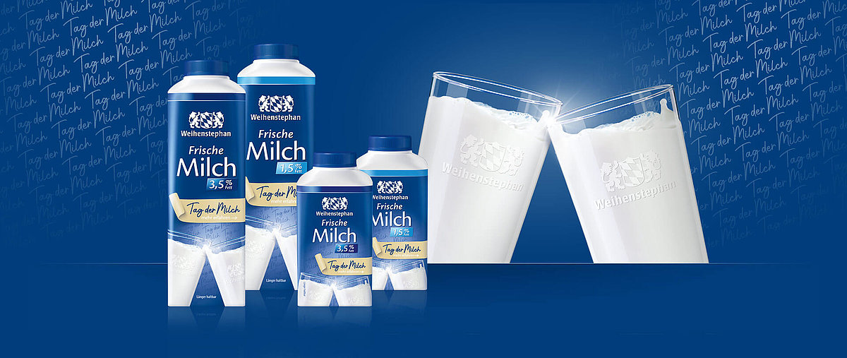 Milchverpackungen im Aktionsdesign und zwei Gläser Milch, die anstoßen