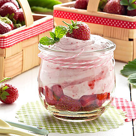 Erdbeer-Quark-Dessert im Glas und Körbchen mit Erdbeeren