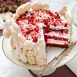 Gruseliger Red-Velvet-Cake mit Baiser-Knochen