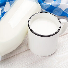 Milchflasche und Glas mit Milch 