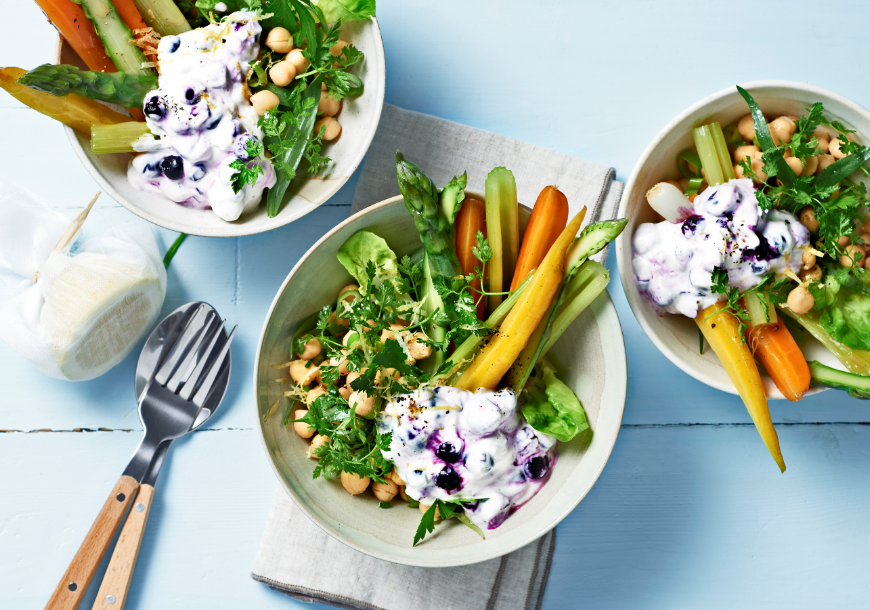 Schmorgemüse-Bowl mit Blaubeer-Skyr