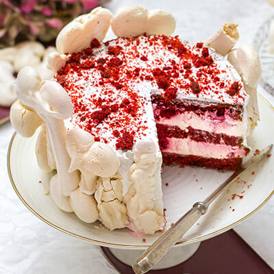 Gruseliger Red-Velvet-Cake mit Baiser-Knochen