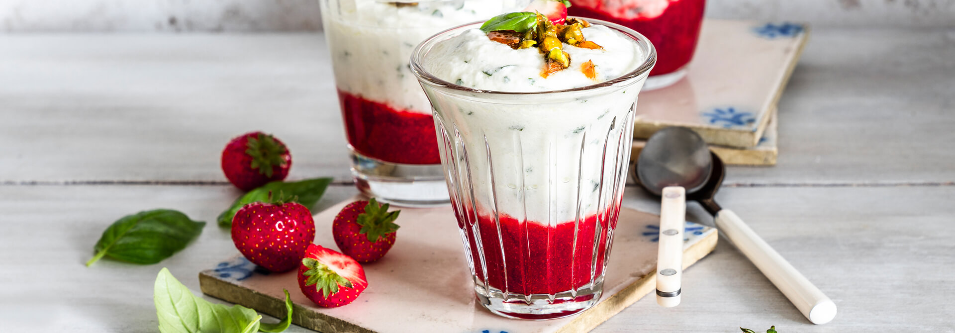Basilikum-Joghurt-Schaum mit Erdbeersauce
