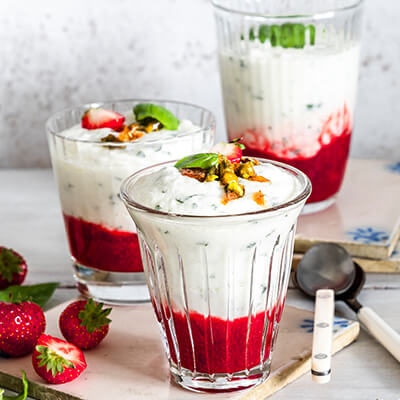 Basilikum-Joghurt-Schaum mit Erdbeersauce