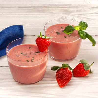 Erdbeer-Basilikum-Joghurt-Drink mit Holunderblütensirup