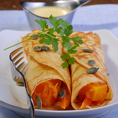 Pfannkuchen mit Kürbis-Karotten-Gemüse an Gemüse-Milchschaum