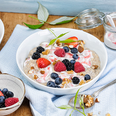 Porridge-Bowl mit Früchten und Rahmjoghurt