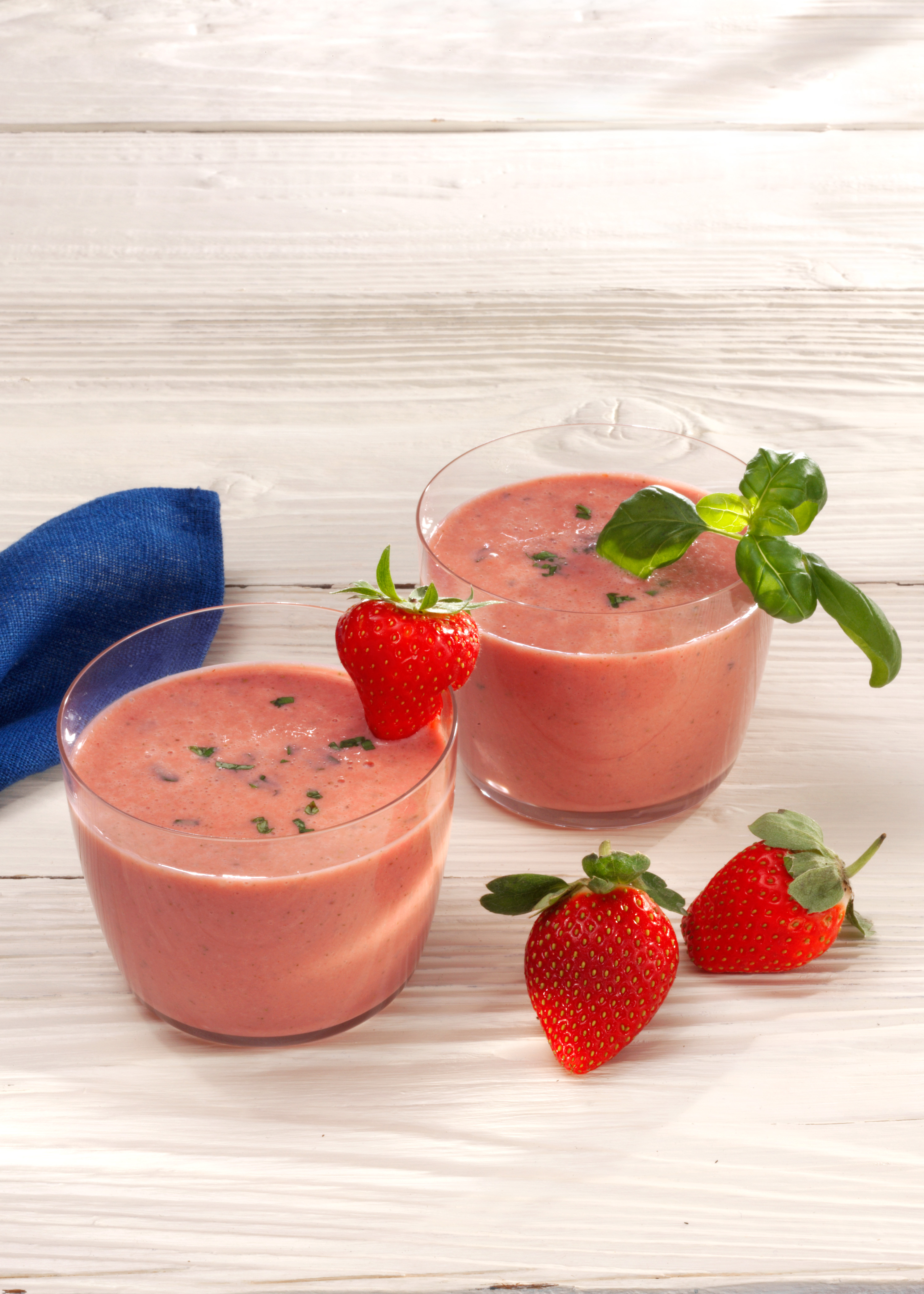 Erdbeer-Basilikum-Joghurt-Drink mit Holunderblütensirup