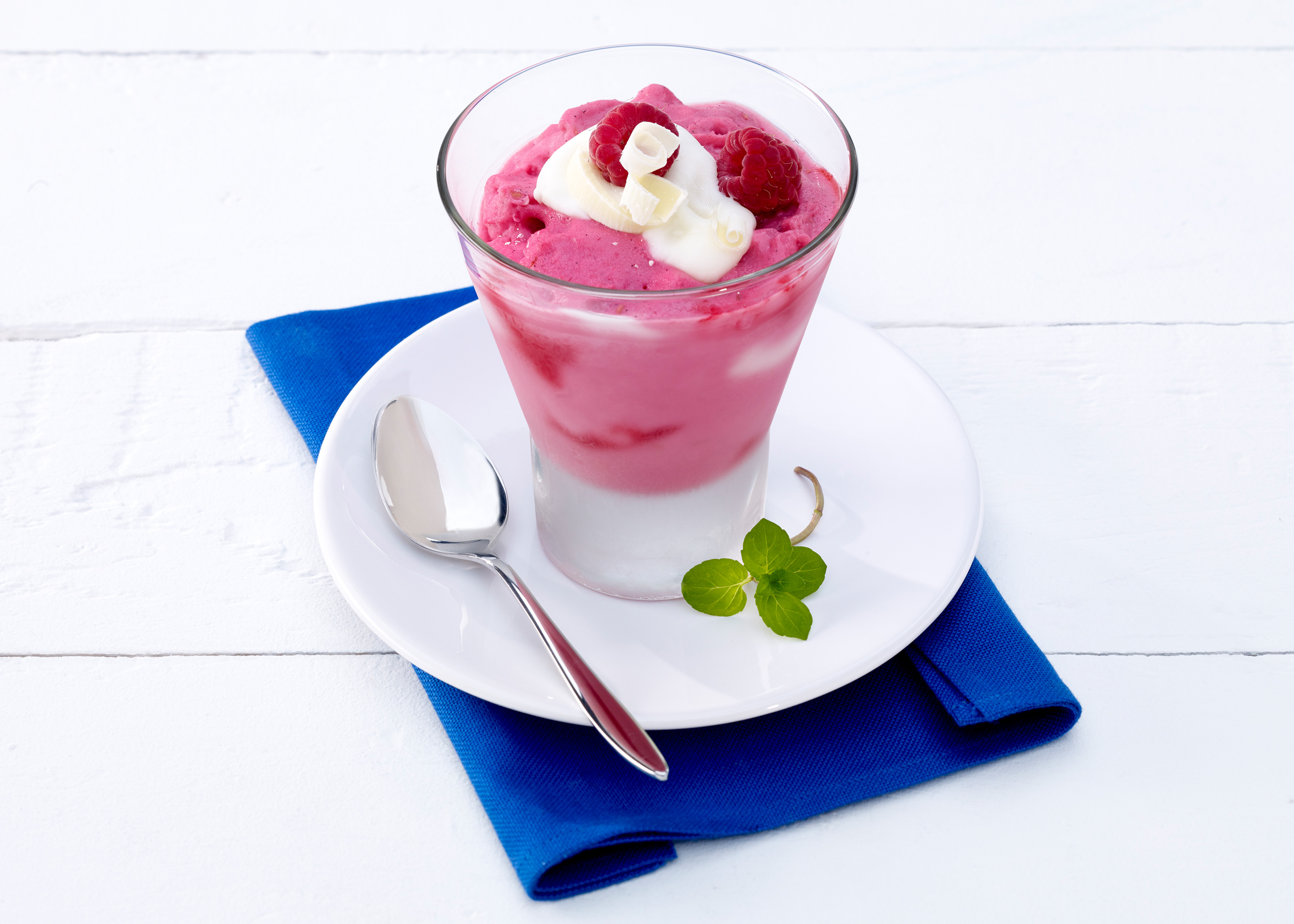 Himbeer-Frozen-Yogurt mit weißen Schokoladenraspeln
